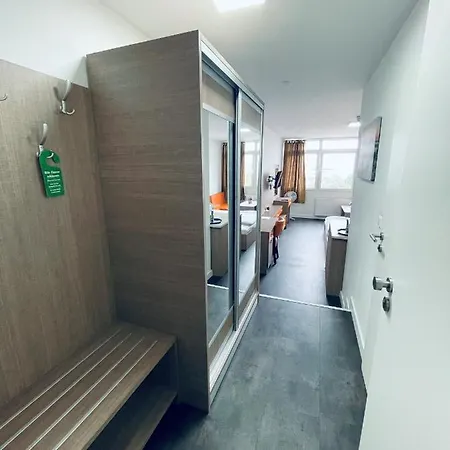 Hotell Terminal One *