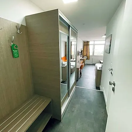 Hotell Terminal One *